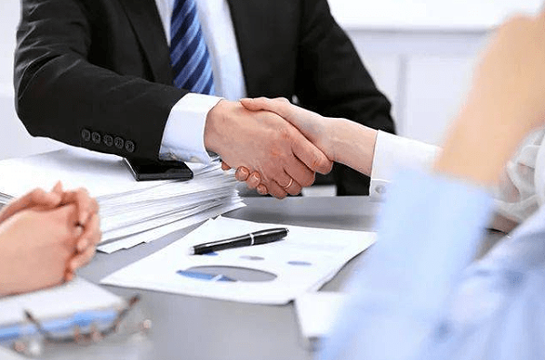 在沙特阿拉伯注册一家公司需要遵循哪些步骤？